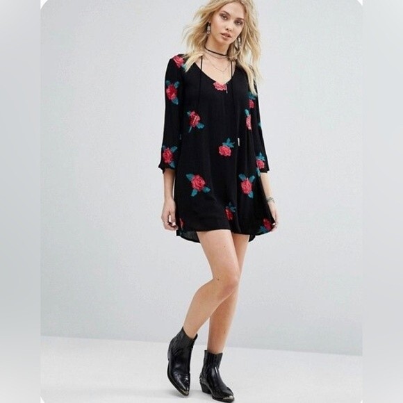 Altar'd State Dresses & Skirts - Altar’d State black and red roses floral vneck shift dress size small